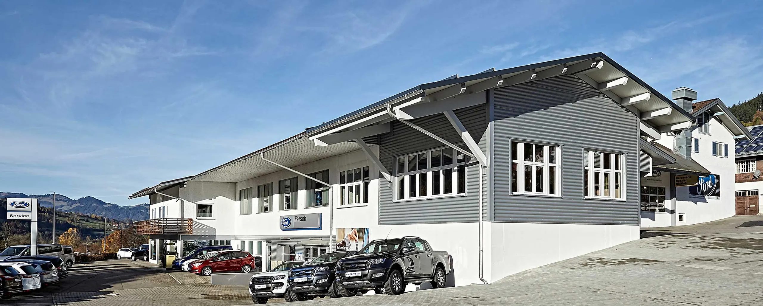 Neue Ford Modelle in einer Reihe auf dem Hof des Autohaus Fersch in Bad Hindelang