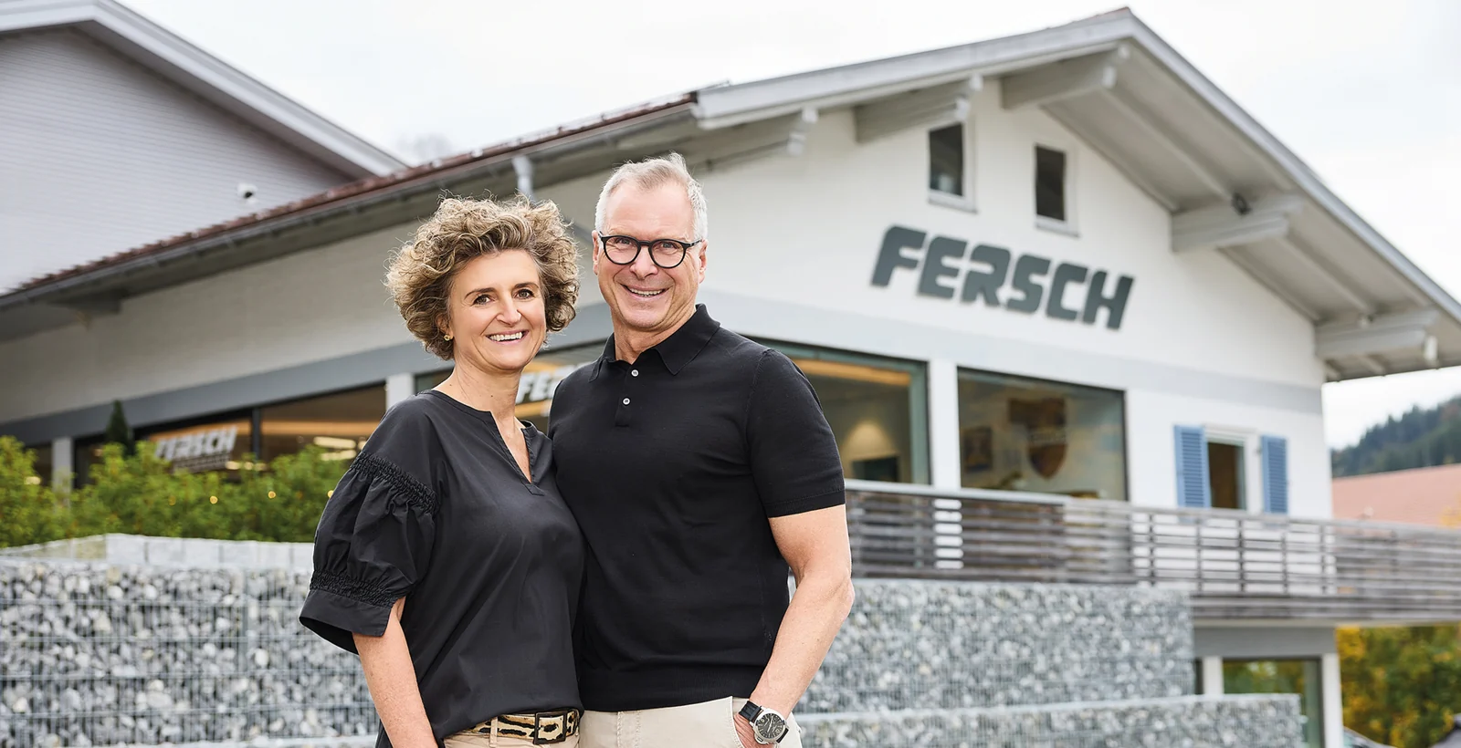 Silke und Thomas Fersch vor dem Gebäude des Autohaus Fersch in Bad Hindelang