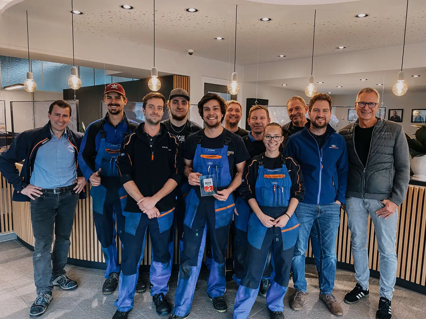 Das Team des Autohaus Fersch in Bad Hindelang im Showroom, ausgezeichnet als eine der besten Kfz-Werkstätten